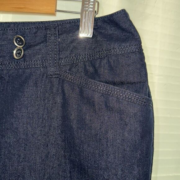 DB 16 Dark Blue Wash Three Button Side Hem Two Button Waist Capri Jeans - Picture 7 of 14